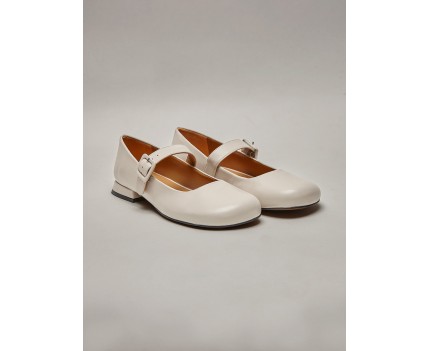 Low heel woman leather...