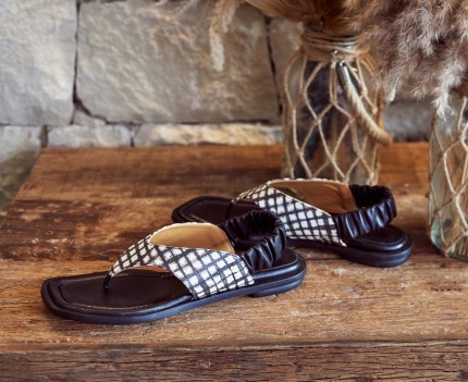 Sandalia de mujer en piel...